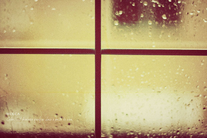 窓ガラスと水滴のアートな写真：写真画像