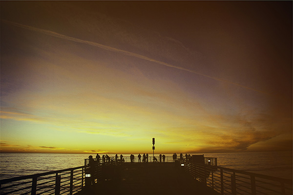 Iphone用待ち受け画像 桟橋に夕日が沈む写真 Wolca